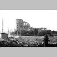 90-38-0101 Die Ruine des Koenigsberger Schlosses kurz vor der Sprengung durch die Sowjets..jpg